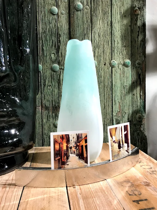 Curvy Metal Photo Stand