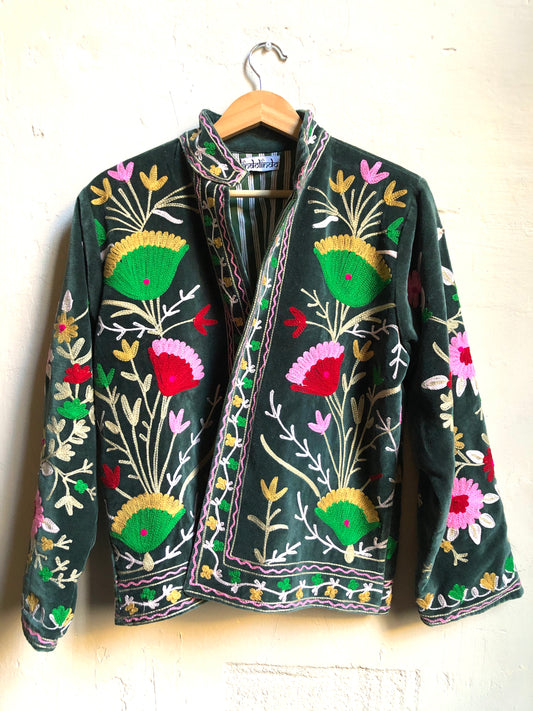 Chaqueta de terciopelo bordada | Verde musgo con flores azules y beige