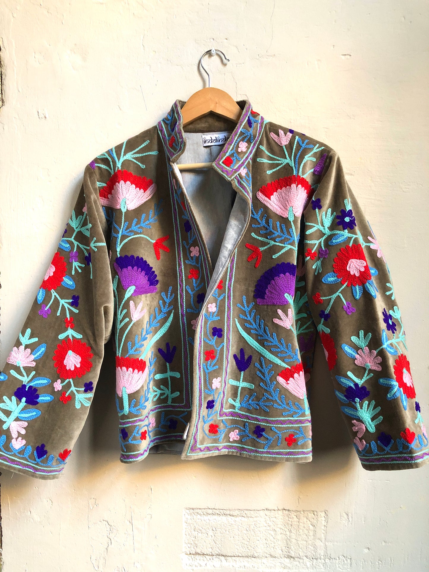 Chaqueta de terciopelo bordada | Verde musgo con flores azules y beige